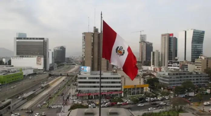 Crecimiento de la economía peruana se apoya en oro y cobre pero no reduce pobreza