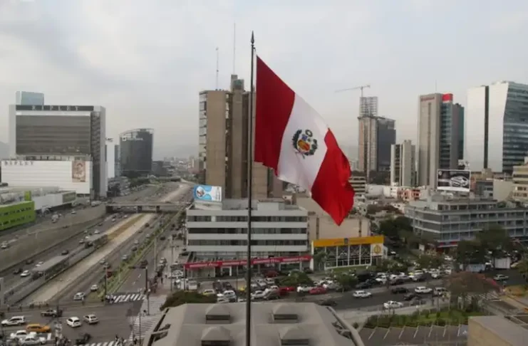 Crecimiento de la economía peruana se apoya en oro y cobre pero no reduce pobreza