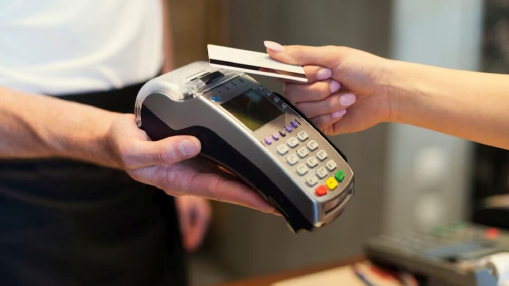 Pagar solo el mínimo en la tarjeta de crédito agrava la deuda