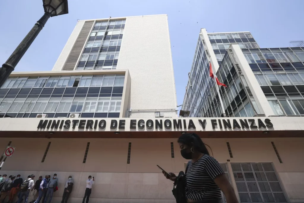 MEF reafirma apoyo a la industria textil y anuncia nuevas inversiones
