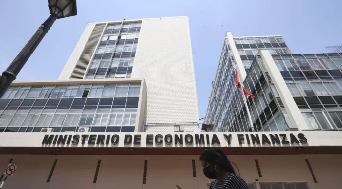 MEF reafirma apoyo a la industria textil y anuncia nuevas inversiones MEF reafirma apoyo a la industria textil y anuncia nuevas inversiones