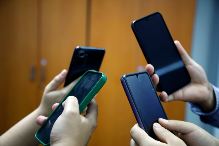 Empresas operadoras deberán cortar el servicio móvil y bloquear celulares que operen desde penales