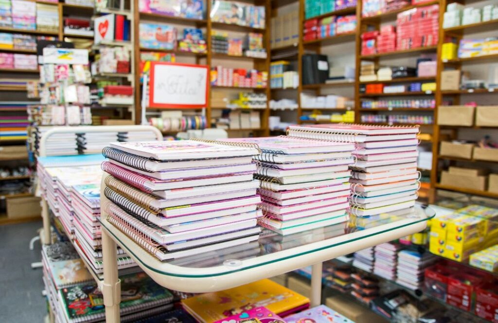 Colegios privados pueden recibir multas de más de S/2.4 millones por obligar a comprar marcas específicas de útiles o uniformes