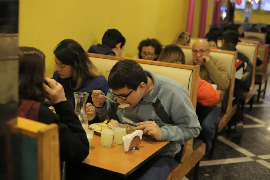 Sector restaurantes en Perú crece 5.97% en enero de 2026, según INEI