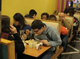 Sector restaurantes en Perú crece 5.97% en enero de 2026, según INEI