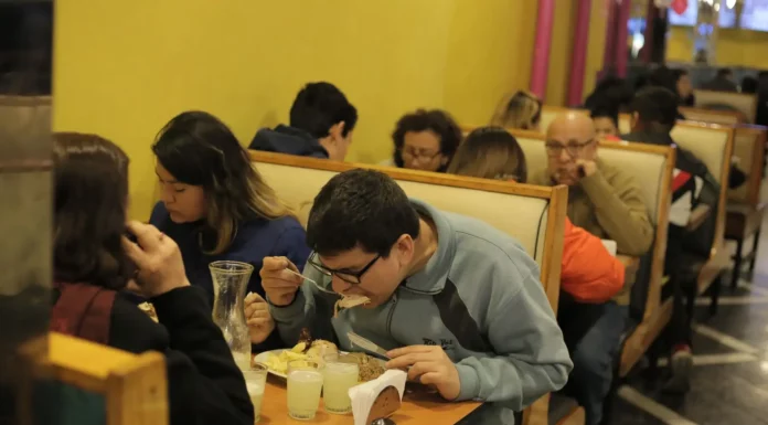 Sector restaurantes en Perú crece 5.97% en enero de 2026, según INEI