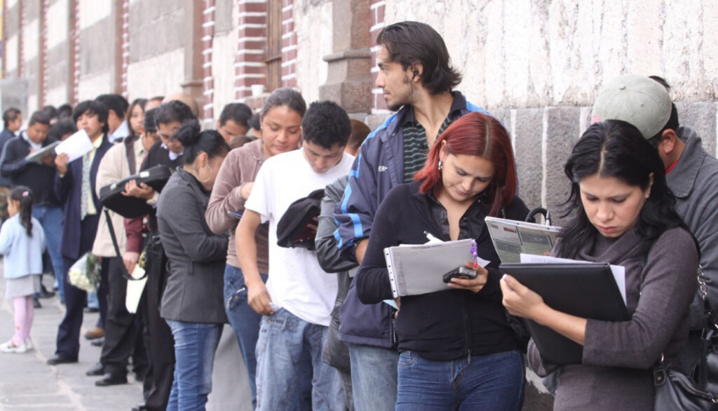 Gobierno aprueba estrategia para reducir la informalidad laboral en Perú al 2040