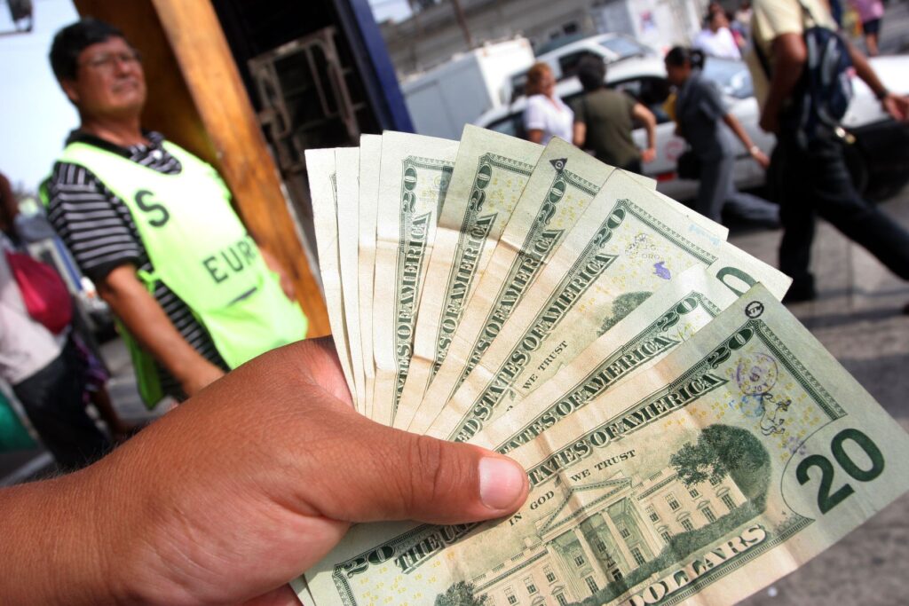 Dólar en Perú supera los S/ 3,50 y alcanza su nivel más alto en siete meses Dólar en Perú supera los S/ 3,50 y alcanza su nivel más alto en siete meses