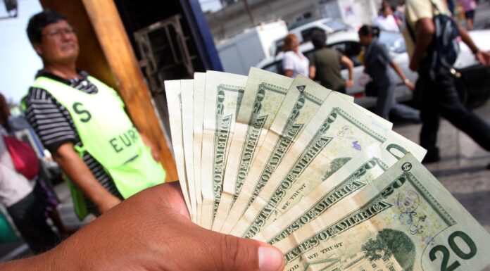 Dólar en Perú supera los S/ 3,50 y alcanza su nivel más alto en siete meses Dólar en Perú supera los S/ 3,50 y alcanza su nivel más alto en siete meses