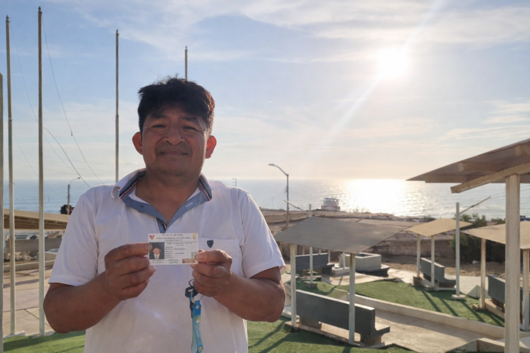 PRODUCE entrega 90 carnés a pescadores artesanales de La Tortuga en Piura para fortalecer la formalización