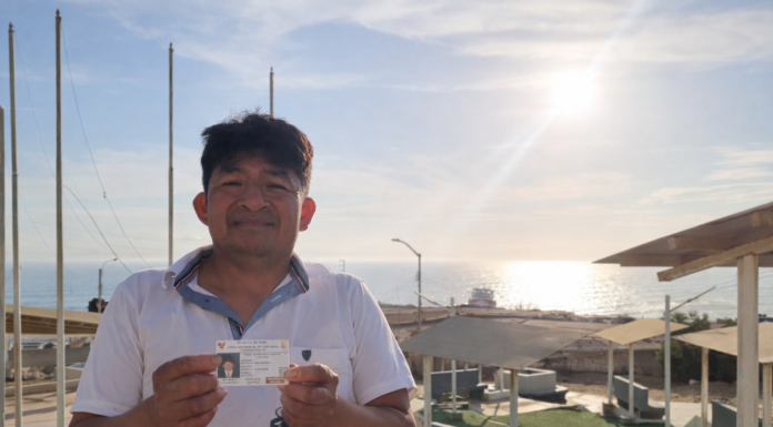 PRODUCE entrega 90 carnés a pescadores artesanales de La Tortuga en Piura para fortalecer la formalización