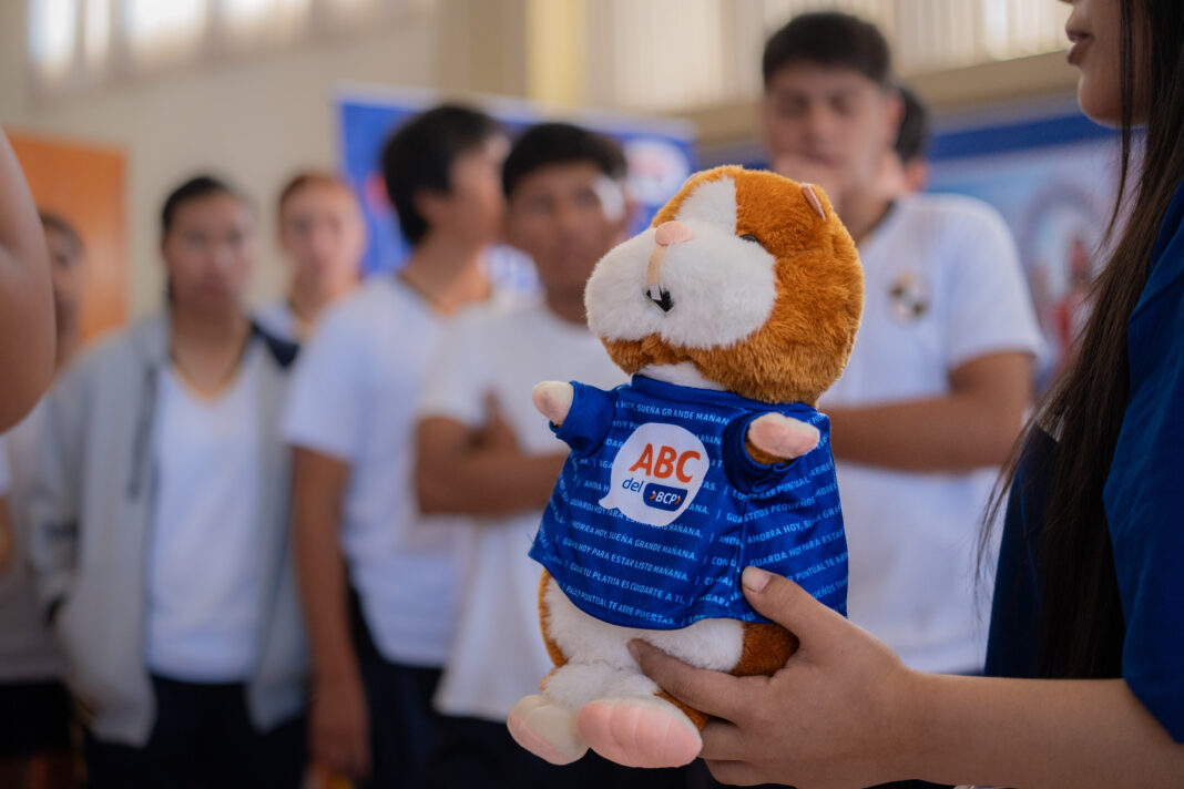 BCP lanza el Cuy Mágico IA, un peluche con inteligencia artificial para enseñar educación financiera a escolares peruanos