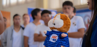 BCP lanza el Cuy Mágico IA, un peluche con inteligencia artificial para enseñar educación financiera a escolares peruanos