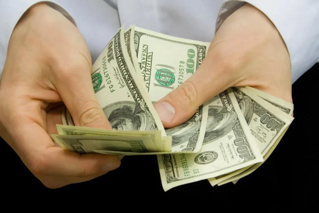Dólar en Perú podría mantener volatilidad controlada en mayo, según especialistas