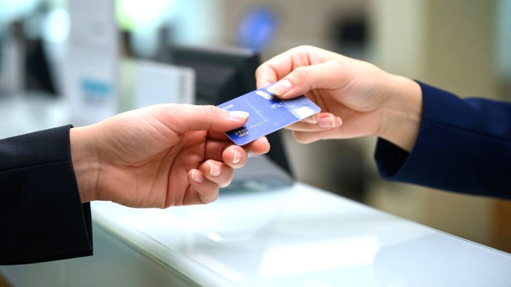 Indecopi sanciona a banco por entregar tarjeta de crédito sin autorización y cobrar deuda inexistente
