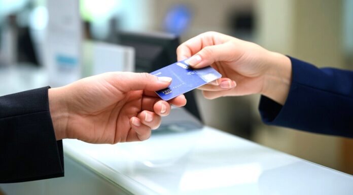 Indecopi sanciona a banco por entregar tarjeta de crédito sin autorización y cobrar deuda inexistente