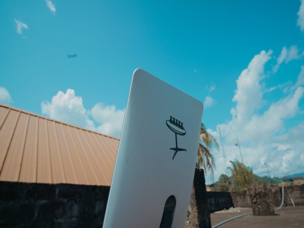 Yape instala antenas Starlink para ampliar el acceso a internet en colegios del Perú