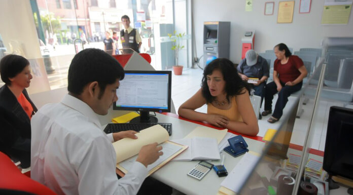 Solo 34 de cada 100 peruanos acceden al crédito formal, advierte el MEF