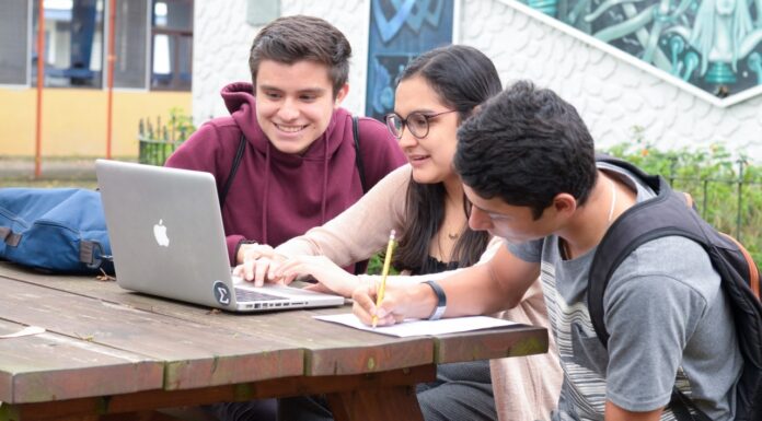 Cada vez más jóvenes crean negocios mientras estudian en la universidad