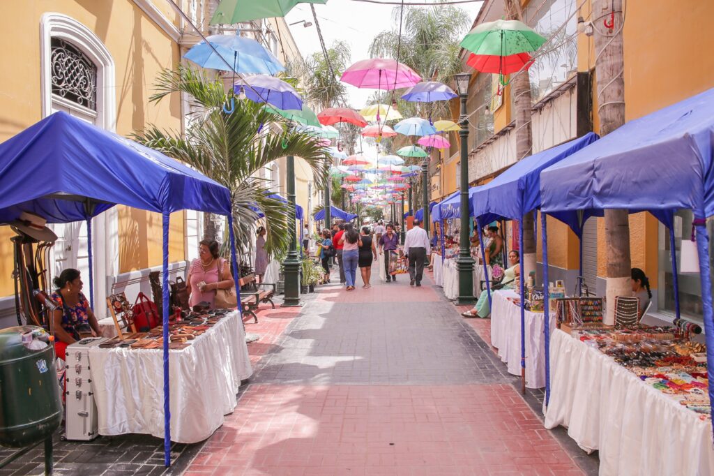Emprendedores y artesanos de Piura ofrecen sus productos en festival por el Día del Padre Emprendedores y artesanos de Piura ofrecen sus productos en festival por el Día del Padre
