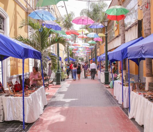 Emprendedores y artesanos de Piura ofrecen sus productos en festival por el Día del Padre