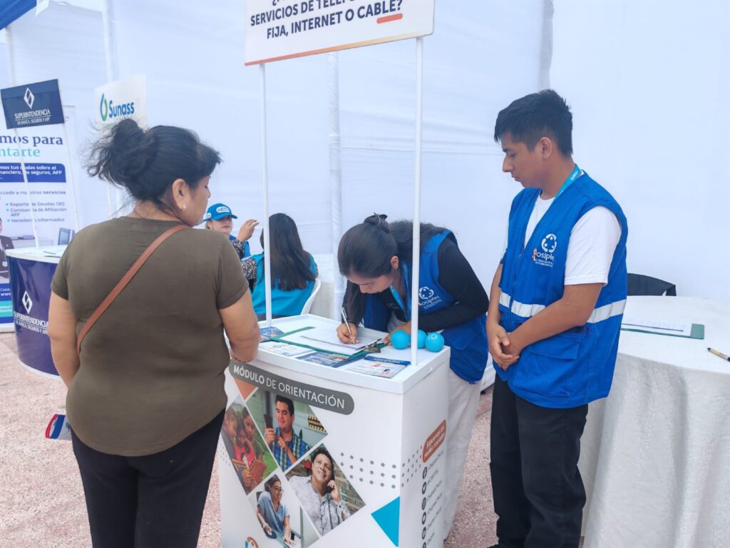 OSIPTEL orientó a usuarios sobre sus derechos y herramientas digitales durante feria de servicios en Paita