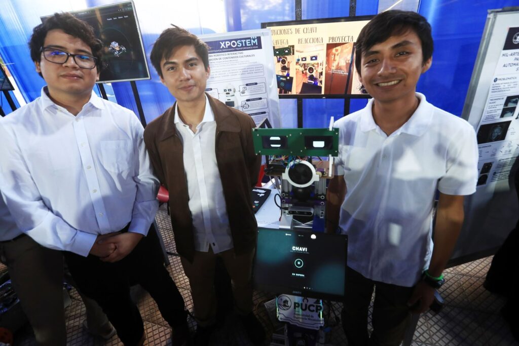 Chavi: universitarios peruanos desarrollan un robot para orientar al público en ferias de cine Chavi: universitarios peruanos desarrollan un robot para orientar al público en ferias de cine