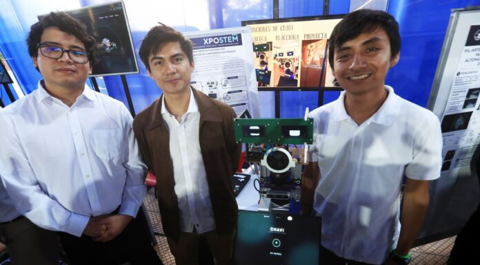 Chavi: universitarios peruanos desarrollan un robot para orientar al público en ferias de cine Chavi: universitarios peruanos desarrollan un robot para orientar al público en ferias de cine