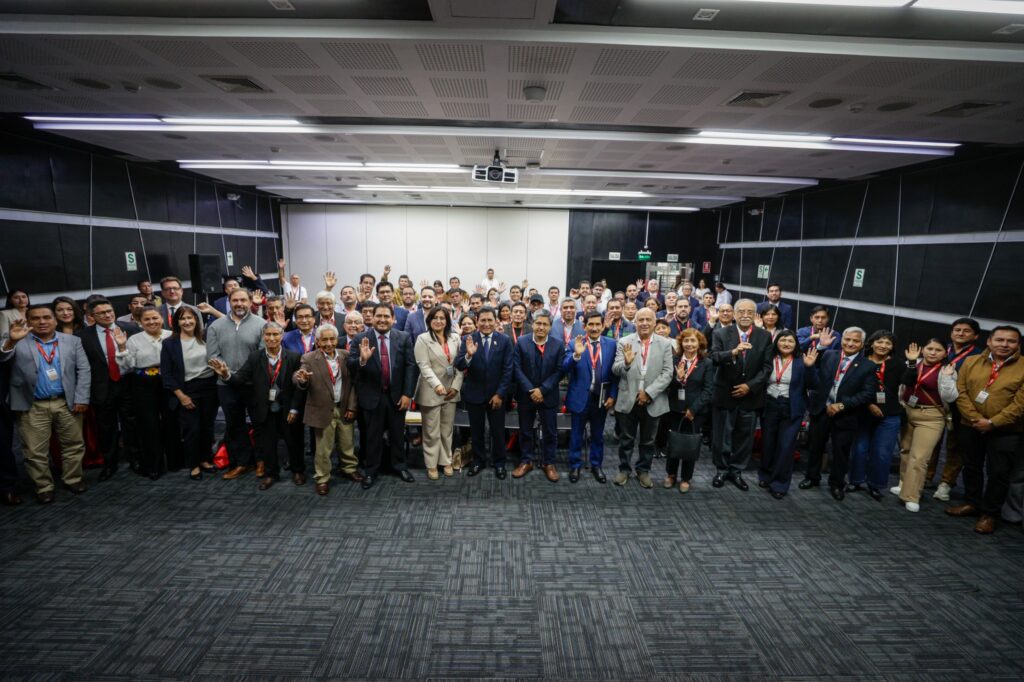 Gerentes de cooperativas intercambian experiencias para impulsar la innovación y el liderazgo Gerentes de cooperativas intercambian experiencias para impulsar la innovación y el liderazgo