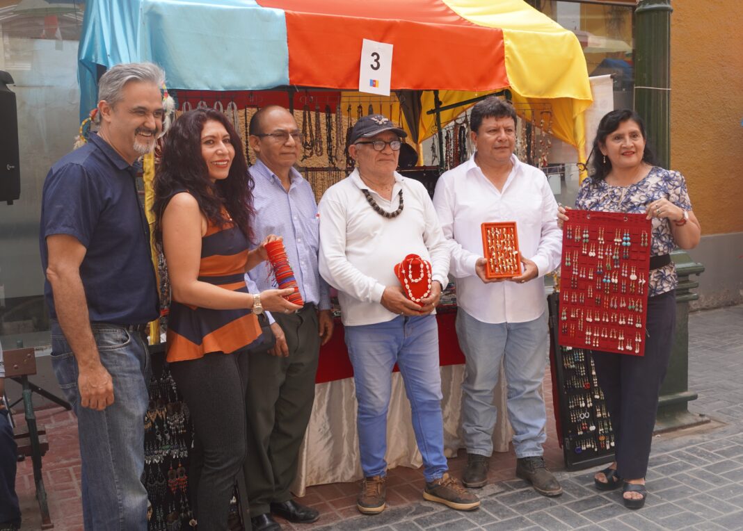 La actividad se desarrolla del 13 al 23 de agosto en el bulevar del Jr. Ayacucho. Participan pequeños negocios con productos como artesanías, joyería, alimentos, bebidas y libros.