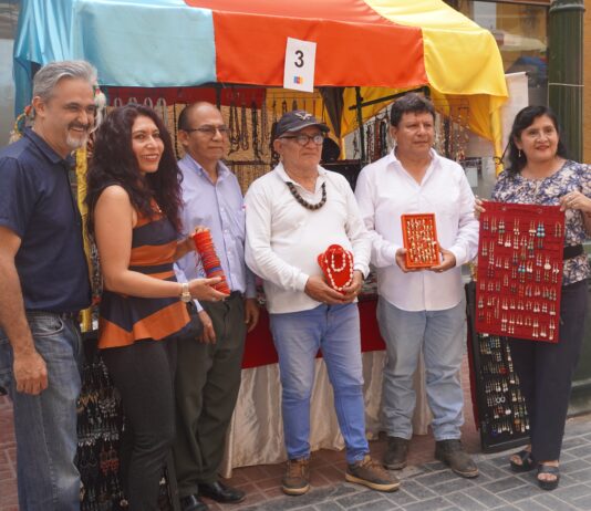La actividad se desarrolla del 13 al 23 de agosto en el bulevar del Jr. Ayacucho. Participan pequeños negocios con productos como artesanías, joyería, alimentos, bebidas y libros.