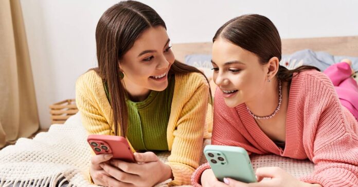 teens-on-phones