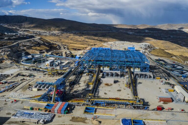 Perú busca facilitar inversiones mineras con cambios en permisos y procedimientos